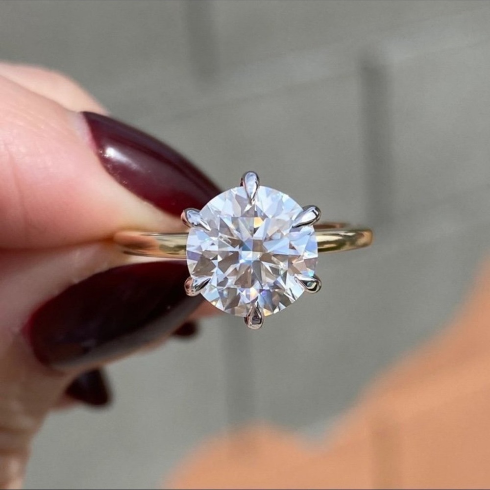 Elegant Gold Solitaire Ring